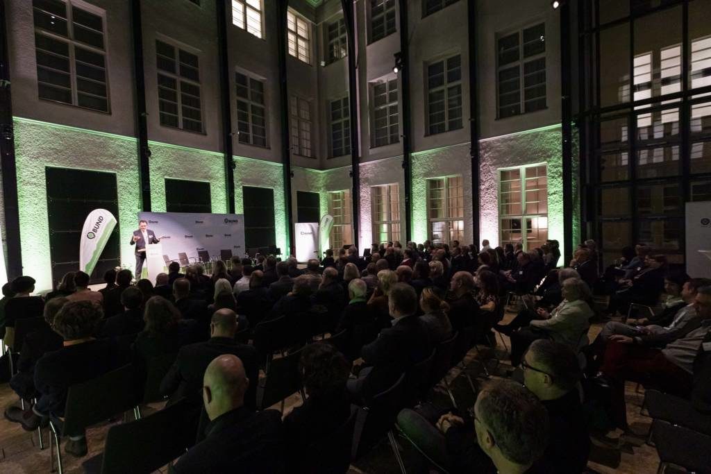 Jazzband mit Gesang bei einer Podiumsdiskussion in Berlin