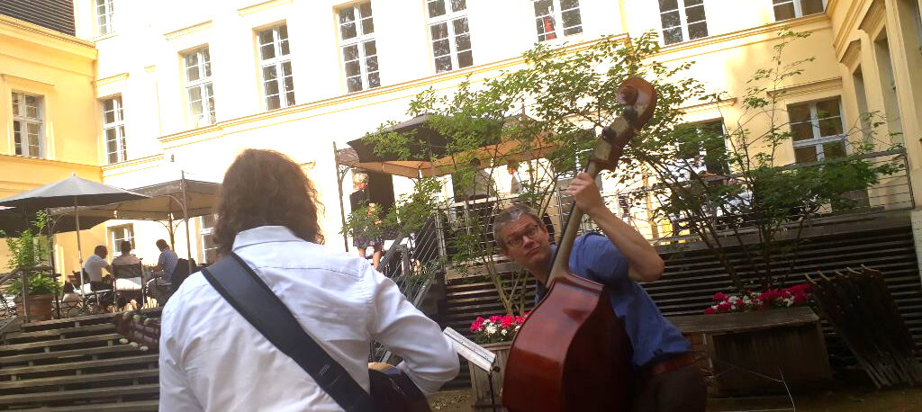 Jazztrio bei einer Hochzeit auf Schloss Steinhöfel in Brandenburg Jazztrio bei einer Hochzeit auf Schloss Steinhöfel in Brandenburg