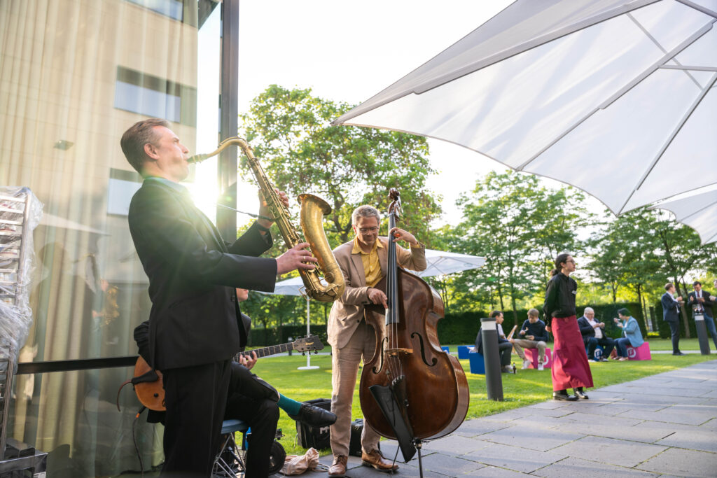 EIn Jazztrio spielt im Garten in Berlin